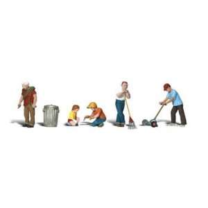  Woodland Scenics   Lawn Workers HO (Trains) Toys & Games