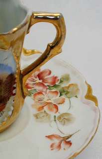 COLORS The set is on white bone china. The multiple accent colors a 