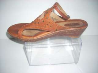 Womans BORN Brown Leather Thong Sandals Size 8 M/W  