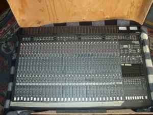 Mackie 32 Ch / 8 Bus Mixing Console *w/ Meter Bridge *PICKUP ONLY*WILL 