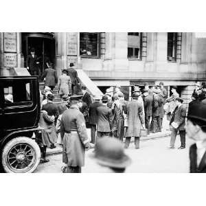 Crowd Awaits News of the Titanic Sinking 1912 8 1/2 X 11 Photograph (B 