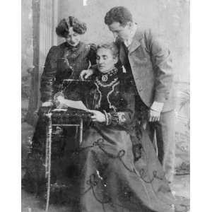 1900 photo Harry Houdini, with his wife Beatrice and mother Cecilia 